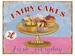 Retro ceduľa Fairy Cakes s dizajnom nádherne vyzerajúcich koláčikov. Je plechová a ideálna do kuchýň a jedální.